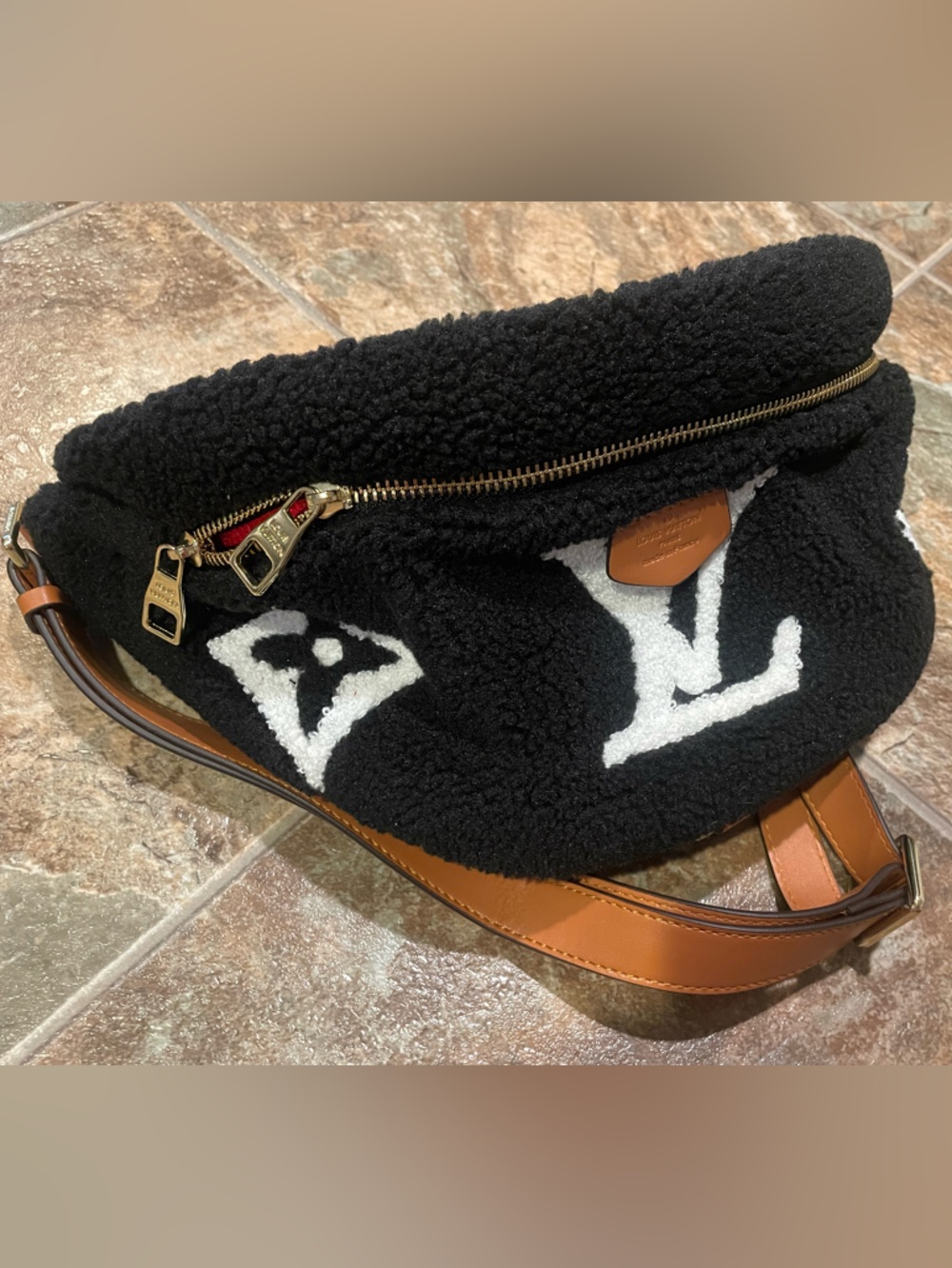 LVEE monogram logo Fanny bag pack purse crossbody really cute 🔥💕
